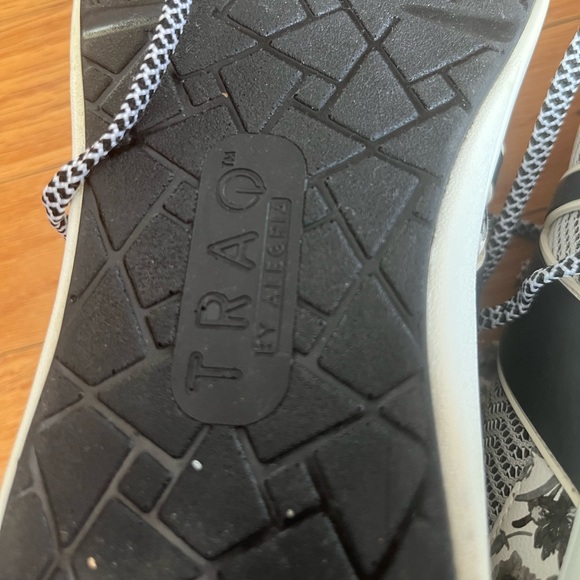 TraQ by Algeria sneakers. Womens size 10 - Picture 5 of 15